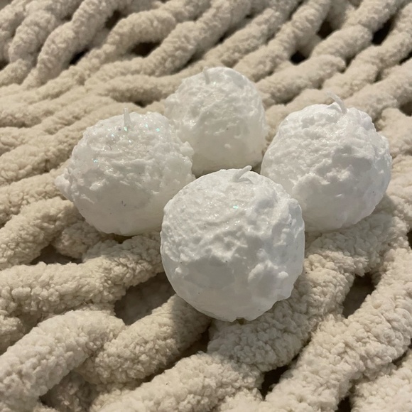 LOT OF 4 SMALL WINTER SNOWBALL SHAPED CANDLES NEW - Picture 3 of 9